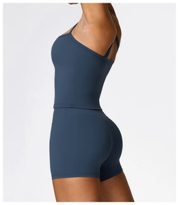 Détail d'un ensemble de yoga bleu avec bretelles fines et short de sport taille haute