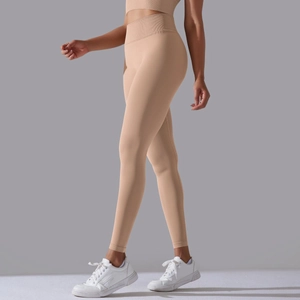 Detailansicht der nahtlosen High-Waist Yoga-Leggings mit geripptem Bund und Push-Up-Effekt
