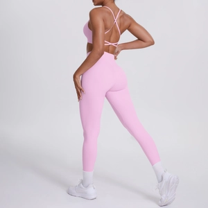 Détail de la brassière à dos croisé et du legging taille haute en ensemble de yoga rose