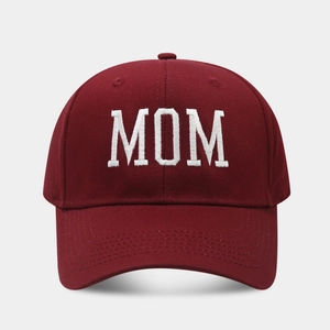 Gros plan sur la broderie blanche MOM sur une casquette de baseball en coton bordeaux