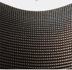 Dettaglio macro del tessuto magnetico nero traspirante con trama a punti sul cuscino cervicale