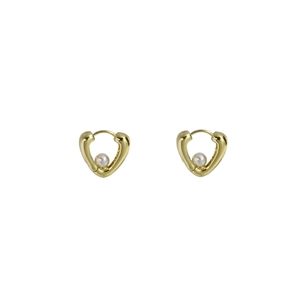 Détails des boucles d'oreilles cœur dorées avec perle centrale et incrustations