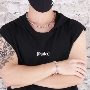 Silberne Schlangenkette und Armband für Herren an einem tätowierten Model