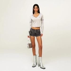 Felpa con cappuccio in maglia con scollo a V e pantaloncini di jeans grigi stile Y2K