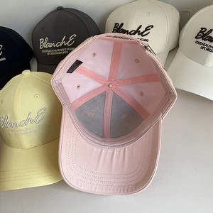 Casquette de baseball brodée classique à calotte rigide et sangle réglable multicolore