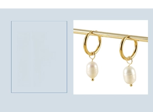 Dettaglio di orecchini a cerchio da 32mm placcati oro 18k con perla in acciaio inox