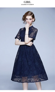 Vue détaillée de la robe en dentelle bleu foncé avec broderie florale et taille ajustée