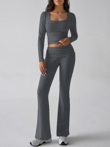 Détail de l'ensemble haut manches longues col carré et pantalon évasé gris foncé