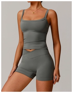 Détail de l'ensemble de yoga gris foncé avec short à taille croisée et débardeur carré