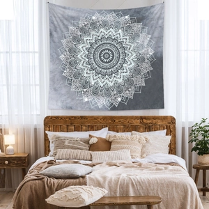 Tenture murale mandala bohème avec motifs blancs sur fond gris foncé pour décoration d'intérieur