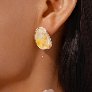 Detail von Silberohrstecker mit gelber Trockenblume in Harz für Damen Modeaccessoire