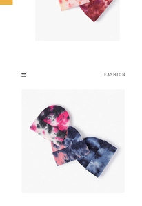 Dettaglio della trama in maglia tie-dye colorata e del risvolto piegato di questo berretto