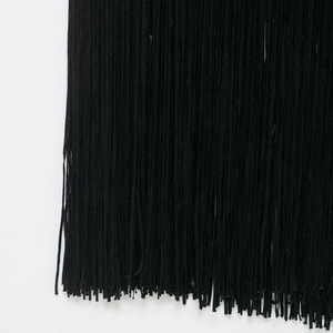 Robe noire élégante à franges avec des glands denses pour un look de vacances chic