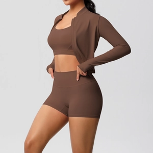 Détail d'un ensemble de yoga trois pièces marron avec veste, brassière et short court