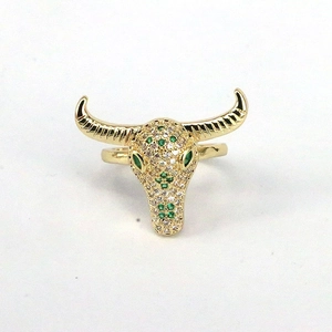 Bague hip hop en forme de tête de taureau dorée avec zircons blancs et verts brillants