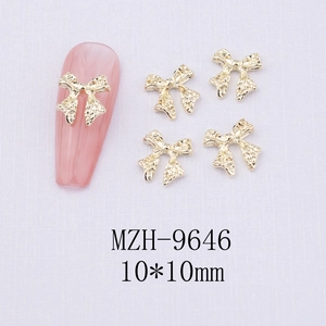 Détail des nœuds dorés de 10x10mm pour décoration d'ongles avec une finition texturée unique