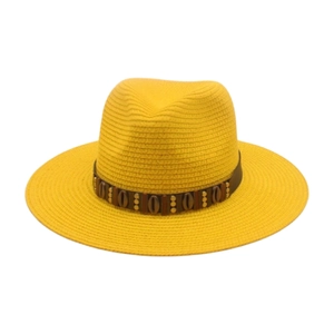 Détail du chapeau fedora en paille jaune avec ruban en cuir, perles en bois et clous