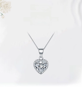 Dettaglio della collana con ciondolo a cuore in argento S925 e pietre di zircone