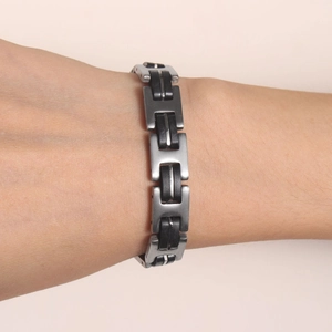 Retro men's silicone bracelet with H-link brushed stainless steel on a model wrist