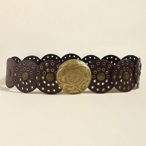 Dettaglio cintura vintage in pelle marrone con motivi circolari e fibbia in bronzo