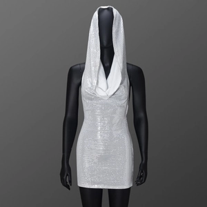 Détails de paillettes argentées sur une mini-robe blanche à capuche et dos nu
