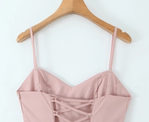 Détail du top rose sans manches avec design à lacets croisés sophistiqué au dos