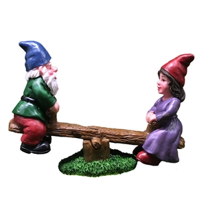 Nains de jardin sur une balançoire figurine en résine avec textures de bois et d'herbe
