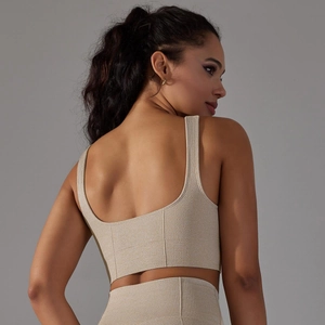 Vue de dos d'un soutien-gorge de sport beige sans couture avec texture en maille fine