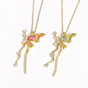 Détail de pendentifs papillon avec zircon coloré, perles et chaînes à glands étincelants