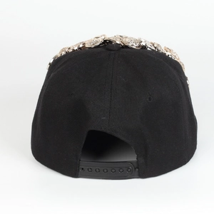 Dettaglio cappello baseball nero con dischi metallici goffrati e chiusura snapback posteriore