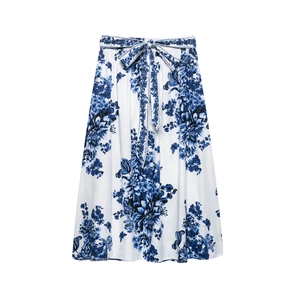 Jupe midi en satin à imprimé fleuri bleu et blanc avec ceinture nouée assortie