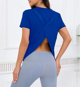 Détail du haut de yoga bleu marine pour femme avec un design croisé élégant dans le dos