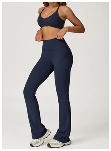 Detalle de sujetador deportivo halter azul marino y pantalones de yoga de talle alto
