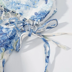 Robe en mousseline fleurie bleue et blanche avec épaule dénudée et détail d'anneau métallique