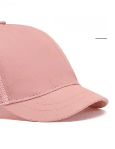Dettaglio cappellino rosa in mesh con tessuto traspirante e visiera corta pieghevole