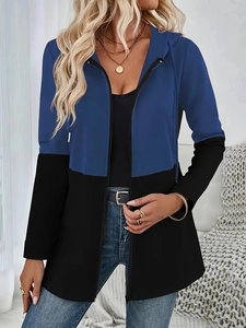 Dettaglio della giacca con cappuccio color-block blu reale e nero con zip e coulisse