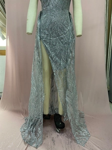 Detail der schimmernden silbernen Pailletten und hohem Beinschlitz am Abendkleid