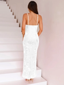 Elegante abito lungo bianco a fiori con schiena scoperta e spalline sottili su sfondo minimale