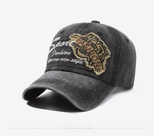 Dettaglio del cappello da baseball in denim lavato vintage con ricami e toppe applicate