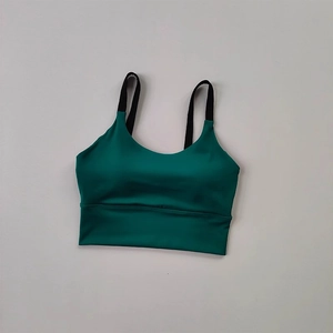Dettaglio del reggiseno sportivo verde scuro con doppie spalline nere sottili
