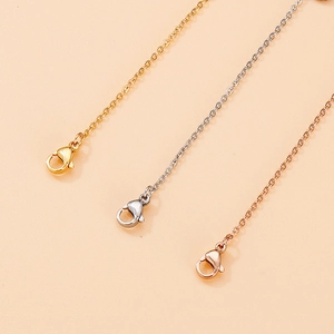 Drei Karabinerverschlüsse mit Verlängerungsketten in Gold, Silber und Roségold