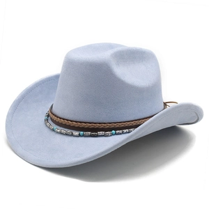 Détail du chapeau de cowboy bleu clair en suédine avec perles turquoise et bande en cuir
