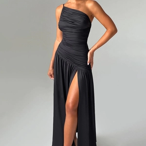 Détail de la fente latérale élégante et de la texture froncée de la robe noire asymétrique