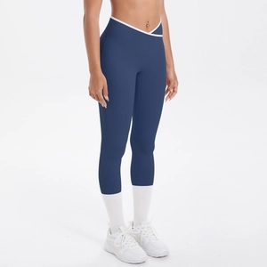 Détail du legging de yoga taille haute avec taille en V croisée et liseré blanc contrasté
