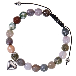 Détail du bracelet tressé avec perles en pierre zèbre rose et pendentif cœur