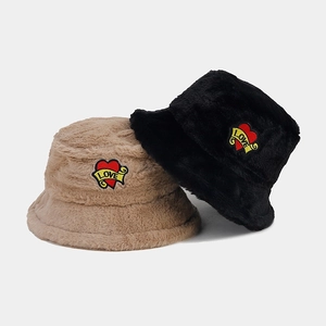 Bob en peluche avec broderie cœur pour femme en noir et kaki, texture fausse fourrure