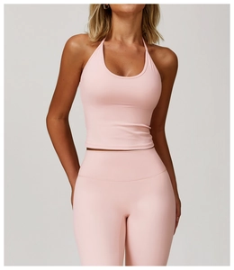 Détail macro du haut de yoga licou rose clair et du tissu des leggings taille haute