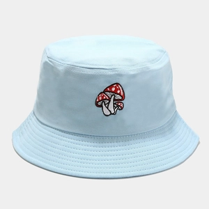 Détail de trois broderies champignons sur bob en coton bleu clair avec surpiqûres