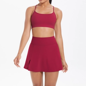 Détail d'une jupe de tennis rouge foncé à taille haute et soutien-gorge de sport