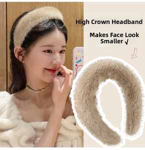 Detail of a thick mink fur headband in beige, designed for a soft winter look and face-shaping effect